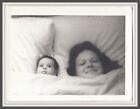 Kopf Mutter Baby hübsches Mädchen verstecktes Bett interessant ungewöhnlich lustig seltsam gefundenes Foto