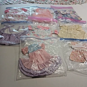 8 trajes de muñeca. 8 pulgadas por 5 pulgadas. Bolsas todo en galón. - Imagen 1 de 9
