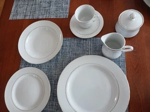 Dinnerware setting for eight (8) - Picture 1 of 7
