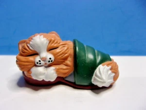 Figura Hallmark 1988 Merry Miniatura CATO DURMIENDO en Zapatilla De Colección con Etiqueta - Imagen 1 de 4
