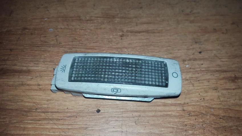 Luz interior trasera Volkswagen Passat 1999 3b0947291, original #89482-51 Foto 1 de 1