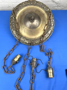 Lámpara de latón de montaje empotrado C1920 con 3 enchufes colgantes, diseño de latón prensado - Imagen 1 de 15
