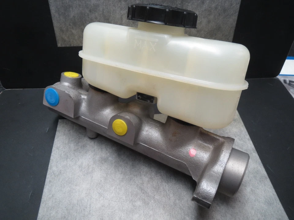 Cilindro maestro de freno para 95-97 Mazda B2300 B3000 B4000 Hecho en EE. UU. ¡Envío rápido! Foto 1 de 4