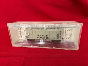 HO Scale Kadee 8024 Union Pacific 2-Bay Covered Hopper #11443 NEW - Picture 1 of 2