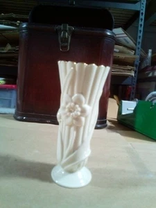 Lenox Ivory Porcelain Daffodil Embossed Bud Vase w/ 24K Gold Trim, 5.5" tall. - Picture 1 of 6