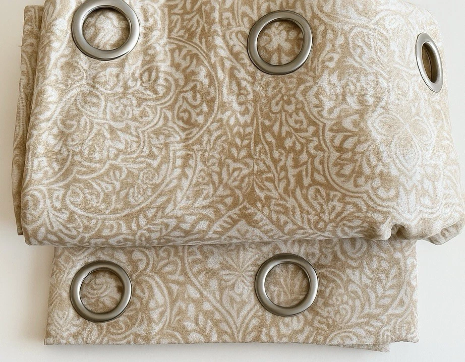 Par de painéis de cortina de damasco DKNY 85x50 bege bronzeado ilhó jacquard em excelente estado usado designer - Imagem 1 de 4