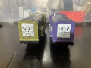 Treno motorizzato Trackmaster Thomas & Friends "SPLATTER & DODGE" FUNZIONANTE funzionante! - Foto 1 di 8
