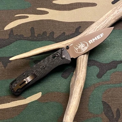 Cuchillo Benchmade Bugout 535FE-05 / Hoja S30V / Marca láser RMEF / Escalas OEM y CF Foto 1 de 4