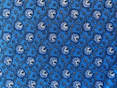 TELA RJR~Colores Francia~AZUL FLORAL SUGERENCIA~Medallion Vines~PÚRPURA~45x56~Edredón Foto 1 de 3