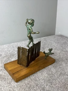 Escultura de latón bronce vintage niño en cerca con perro por Malcolm Moran - Imagen 1 de 6