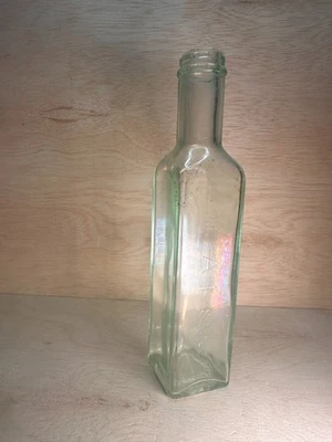 Vidrio de uranio vintage A.1. Botella de salsa Mayfair Ltd condimento cuadrado en relieve Foto 1 de 4