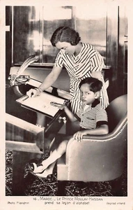 Maroc - Le Prince Moulay-Hassan, futur roi Hassan II, prend sa leçon d'alphabet - Imagen 1 de 2