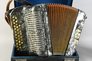 C05T07- Acordeón Hohner Club II B con estuche - Imagen 1 de 12