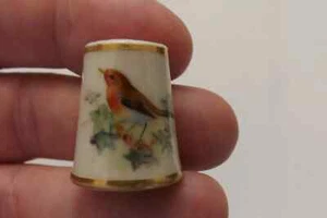 EIN SCHÖNER ROYAL WORCESTER FINGERHUT UM 1890 EIN ROTES ROTKEHLCHEN VOGEL (3372) - Bild 1 von 9