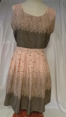 VESTIDO SATINADO LÍNEA A ROSA SALMÓN NEGRO CUADRADOS GEOMÉTRICOS ELÁSTICO CINTURÓN TALLA S 4? Foto 1 de 4