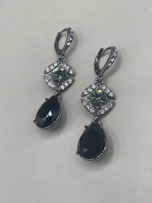 Brincos pendurados pendurados 1,8 pol. com strass de metal tom de arma assinado Givenchy - Imagem 1 de 4