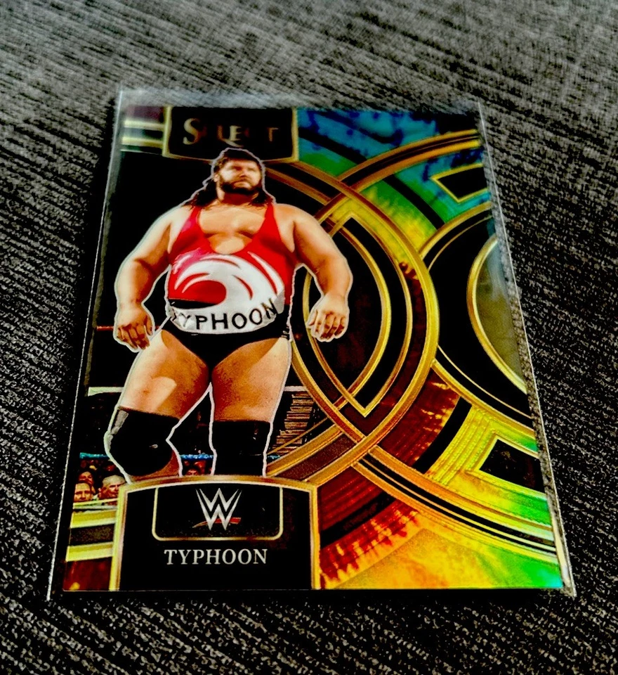 2024 Select WWE Typhoon Tie Dye/25 Foto 1 de 2