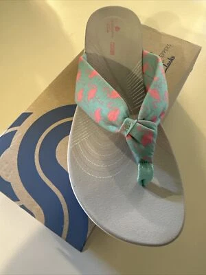 Sandálias tanga femininas CLARKS CLOUDSTEPPERS COM FLAMINGOS TAMANHO 10M novas na caixa - Imagem 1 de 4