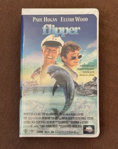Flipper VHS 1996 (Clamshell)  Paul Hogan & Elijah Wood - TESTED and WORKS - Picture 1 of 7