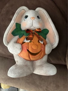 VINTAGE HALLOWEEN KERAMIK HANDBEMALT HASE HÄLT KÜRBIS LICHT - Bild 1 von 2