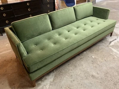Sofá estilo mediados de siglo super cool en terciopelo verde nuevo suave cómodo HECHO EN L.A. Foto 1 de 4