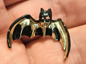 Vintage BATMAN Gold and Black Metal Pinback 1" wide protected Gotham - Picture 1 of 3