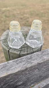 Mini Glas Salz Pfefferstreuer Klar Sechskant Boden Gelb Kunststoff Schraubdeckel Paar - Bild 1 von 4