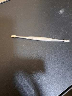 Correta de uñas vintage.  Un extremo para empujar cutículas otro para limpiar uñas. Foto 1 de 4