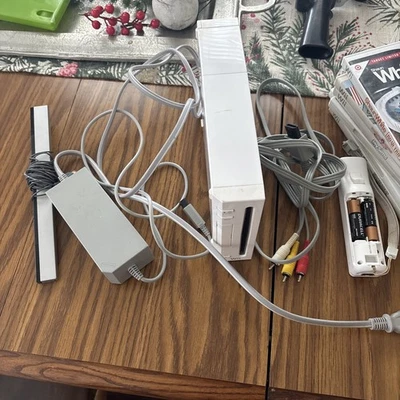 Consola Nintendo Wii Blanca RVL-001 con Mando y Cables Foto 1 de 2