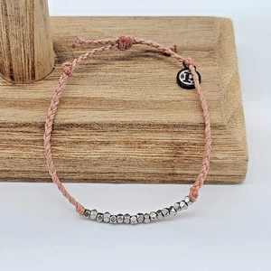 Pulsera trenzada Pura Vida con cuentas Bitty - rosa pétalo con cuentas metálicas plateadas - Imagen 1 de 5
