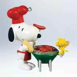 2011 Hallmark Ornament - Peanuts - Grill Master Snoopy ~ QX8859 ~ Neu im Karton - Bild 1 von 1