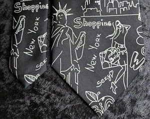 Danggi Man Black & White New York USA Shopping in the Big Apple Tie 57" x 3.75" - Imagen 1 de 4