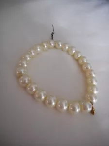 Vintage Monet Faux creamy Pearl Stretch Bracelet Costume Estate Jewelry - Picture 1 of 3