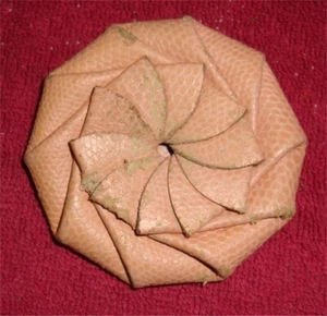 Vintage kleine Spiral Squeeze Pinwheel Rosette Leder Kleingeld Geldbörse - Bild 1 von 2