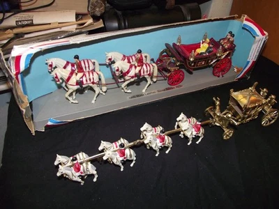 Dos Royal State Coach Crescent Diecast y modelo de juguete CORGI Foto 1 de 3