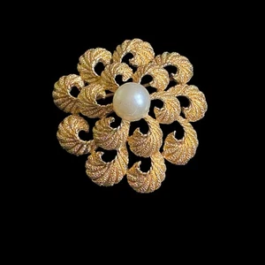Vintage Crown TRIFARI Gold-Tone Filigree Flower Brooch With Faux Pearl Center - Picture 1 of 3
