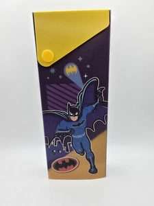 Nuevo con etiquetas DC Batman Estuche de lápices de plástico amarillo con cierre a presión Dibujos animados - Imagen 1 de 7