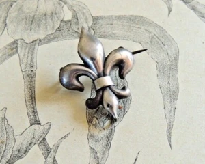 Charmante broche Fleurs de Lys en métal argenté - Royaliste - Bild 1 von 2
