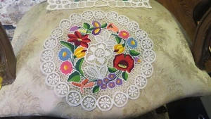 Kalocsa Húngaro Bordado a Mano Tapete Encaje Kalocsai Floral 12" - Imagen 1 de 4