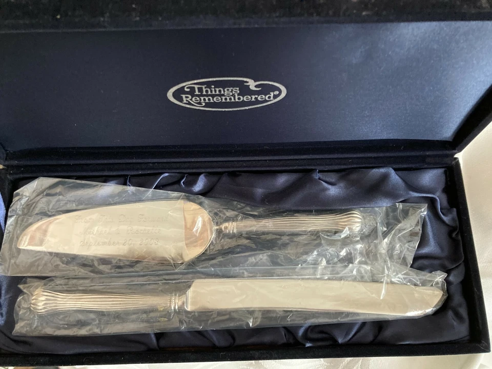 Juego de cuchillos para pasteles de boda Things Remembered... Historia de la suerte previamente grabada Foto 1 de 1