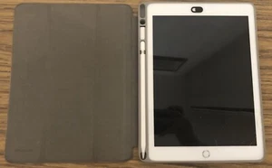 Apple iPad 6th Generation A1893 32GB Wi-Fi 9.7in Space Gray Apple Pencil Bundle - Afbeelding 1 van 9