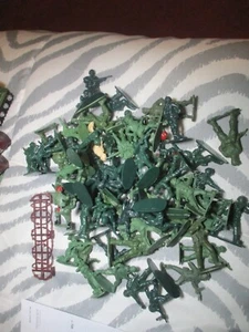 Soldados de juguete verdes 69 unidades + bombardero verde B1 + balsa verde + cerca de alambre de púas marrón - Imagen 1 de 5