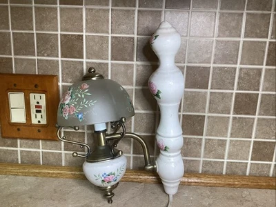 "Luz de vidrio de malta de pared vintage - base blanca con rosas rosadas, latón - 13"" de alto" Foto 1 de 4