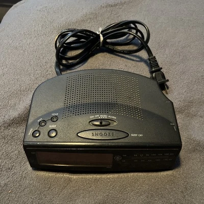 Radio Reloj Despertador General Electric GE Retro AM/FM Modelo Digital 7-4815A Foto 1 de 3