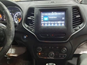 CHEROKEE 2020 Audio Equipment Radio 2856054 - Picture 1 of 12