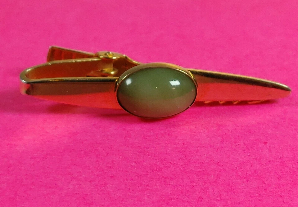 Clip de corbata de jade vintage piedra cabujón verde tono dorado  Foto 1 de 4