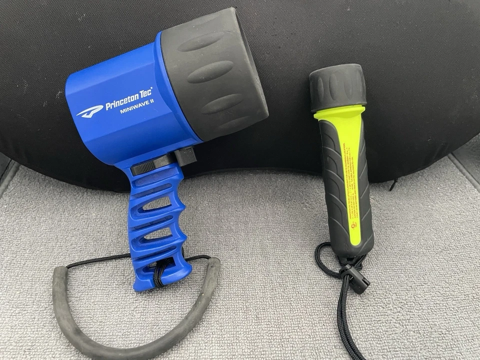 Linternas de buceo submarinas Princeton Tec - Miniwave II y Tec 40 funcionando Foto 1 de 4