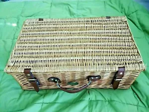 Sutherland Picnic Basket For 4 people *NEW* (Incl.Extra wood wine glass Holder) - Picture 1 of 8