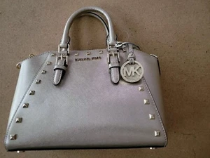 Michael Kors Damen Ciara hellgold Nieten Medium Messenger Leder Handtasche - Bild 1 von 5