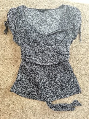 Blusa elástica de seda Express pequeña con corbata para mujer Foto 1 de 4